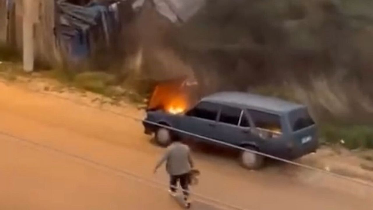 Bolu'da Fiat Kartal'ın Motoru Yandı; Sürücü Kovayla Söndürdü