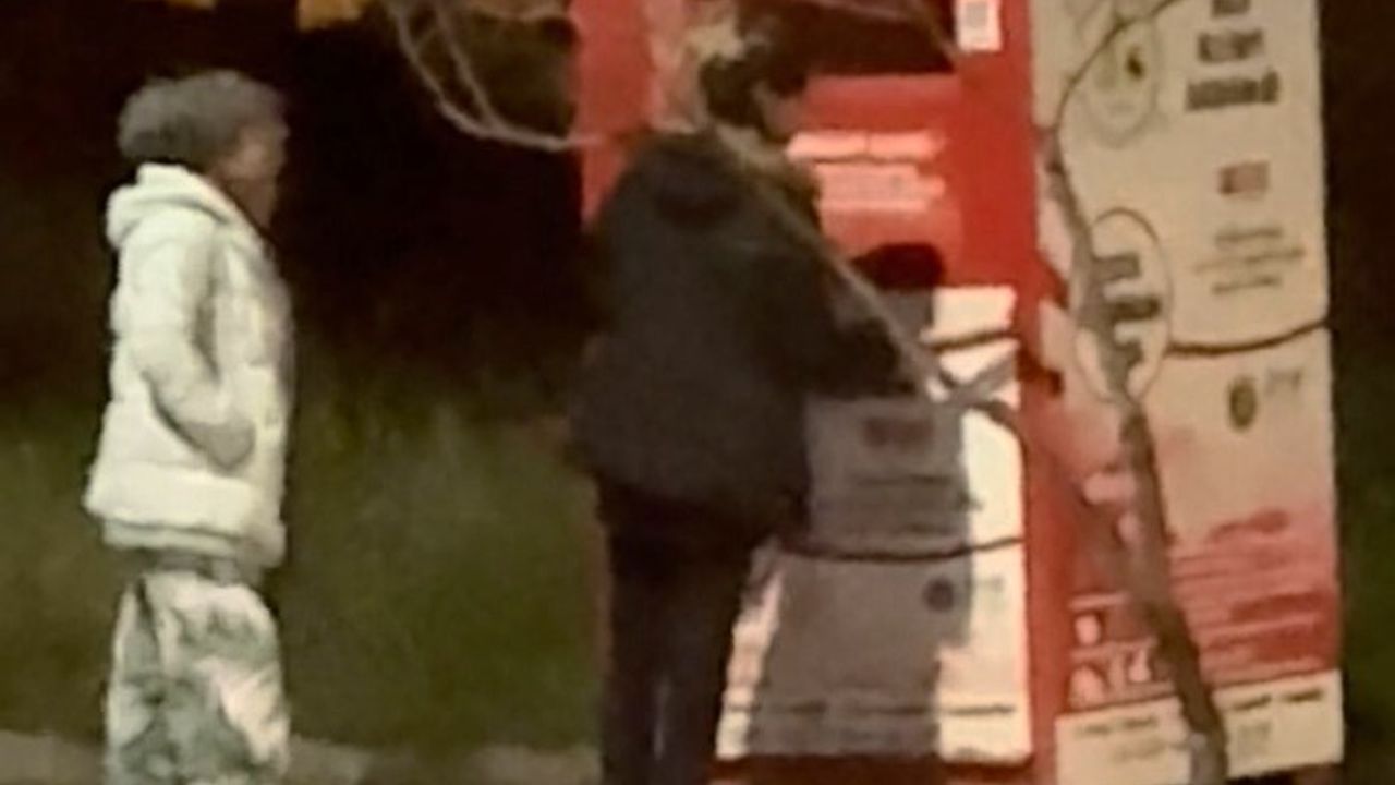 Bolu'da giysi kumbarasından hırsızlık kamerada