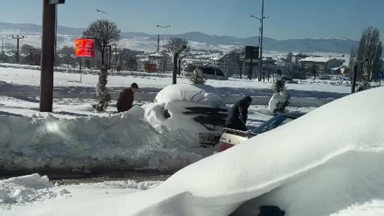 Bolu’da Hava Buz Kesti: Dörtdivan’da -16.2°C, Araç Kapıları Dondu