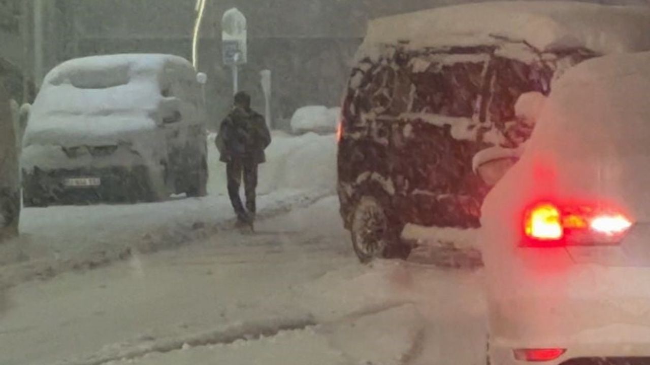 Bolu'da Kar 30 Santimetreyi Aştı — Rampalarda Onlarca Araç Yolda Kaldı