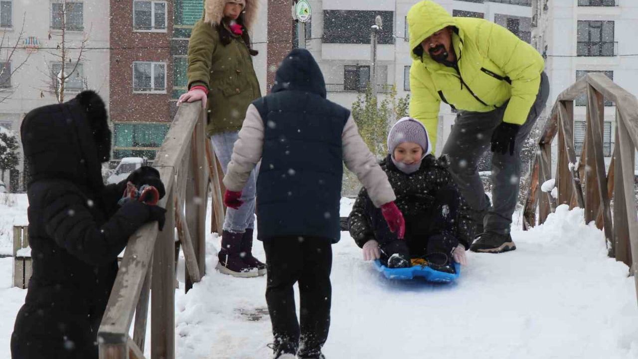 Bolu'da Kar Coşkusu: Parklar Kayak Pisti Oldu, Çocuklar Keyif Sürdü