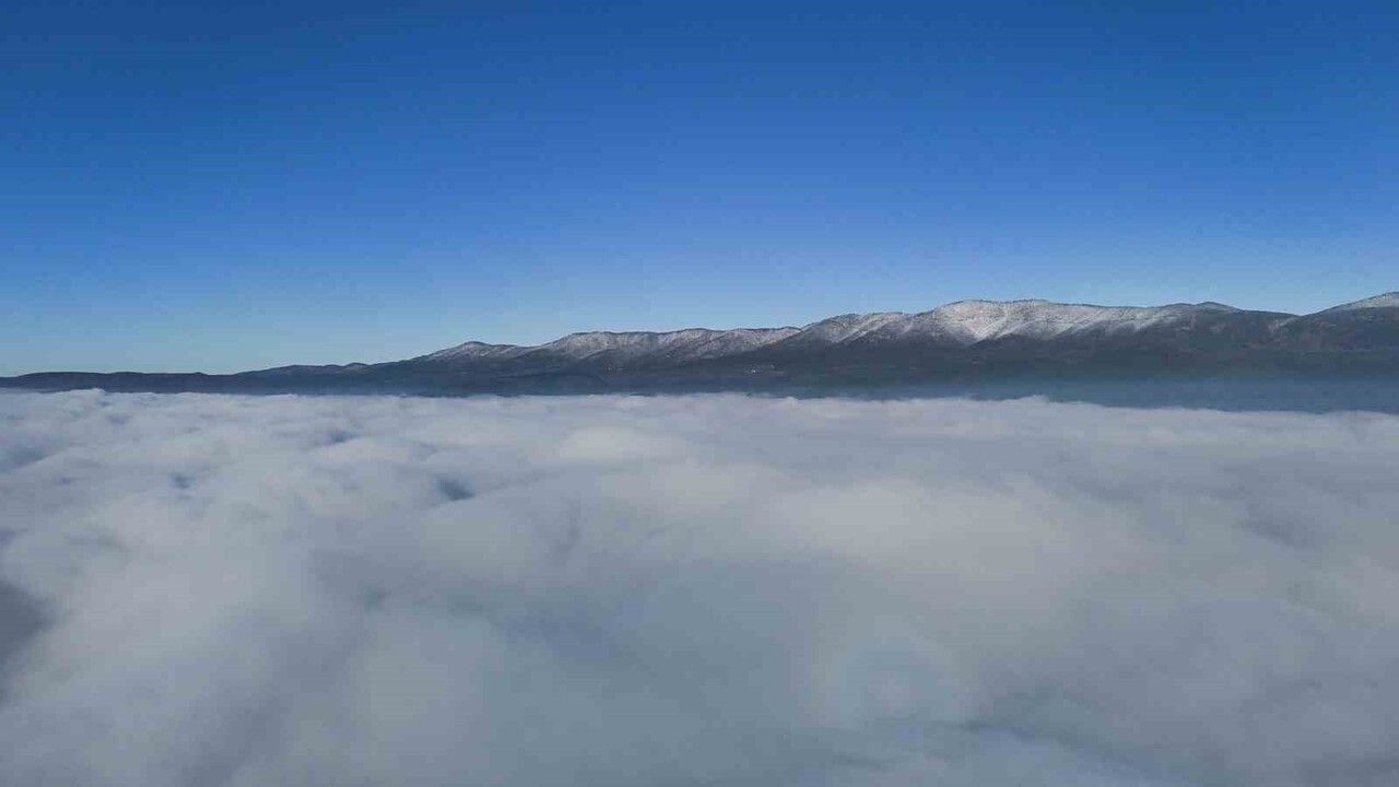 Bolu'da Kartpostallık Görüntü: Karlı Dağlar ve Yoğun Sis Havadan Görüntülendi