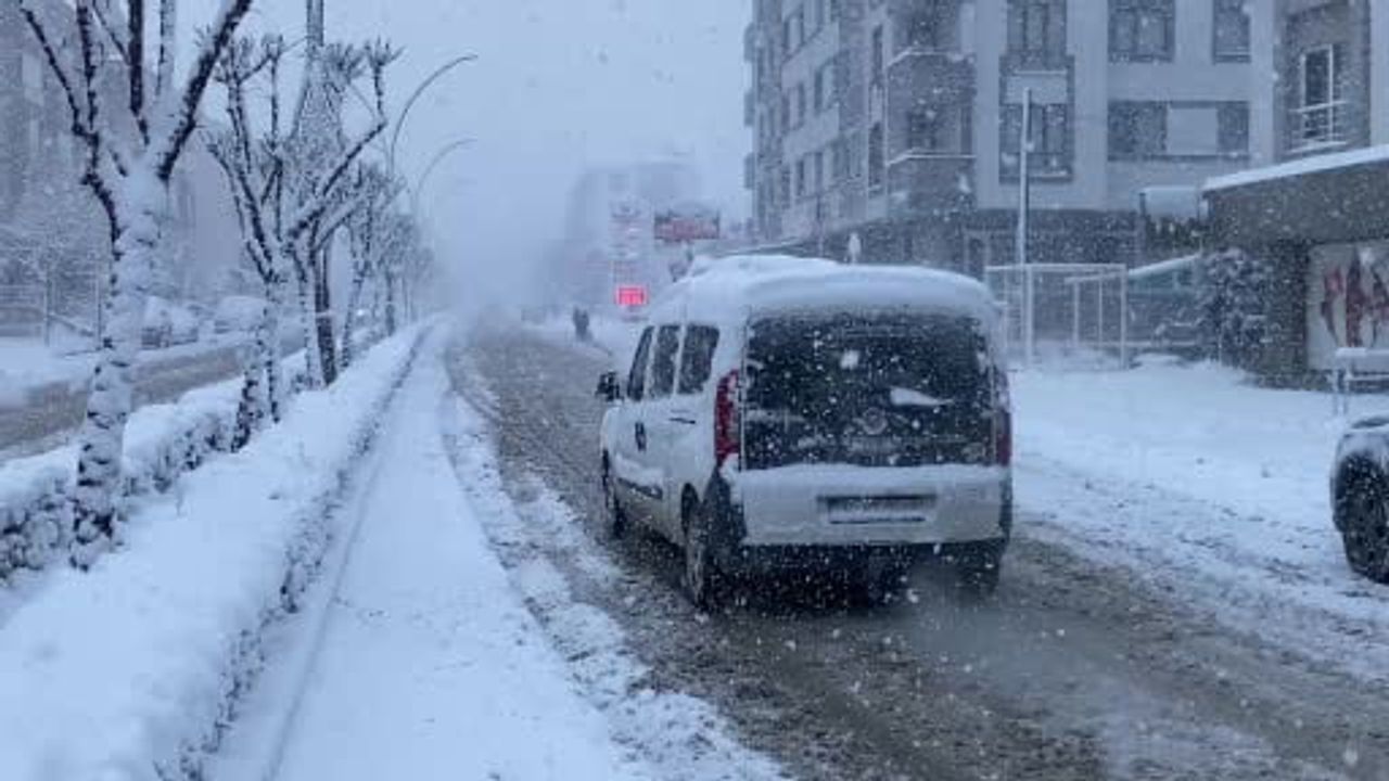 Bolu'da Mevsimin İlk Karı: Kent Beyaza Büründü, Kar 20 cm