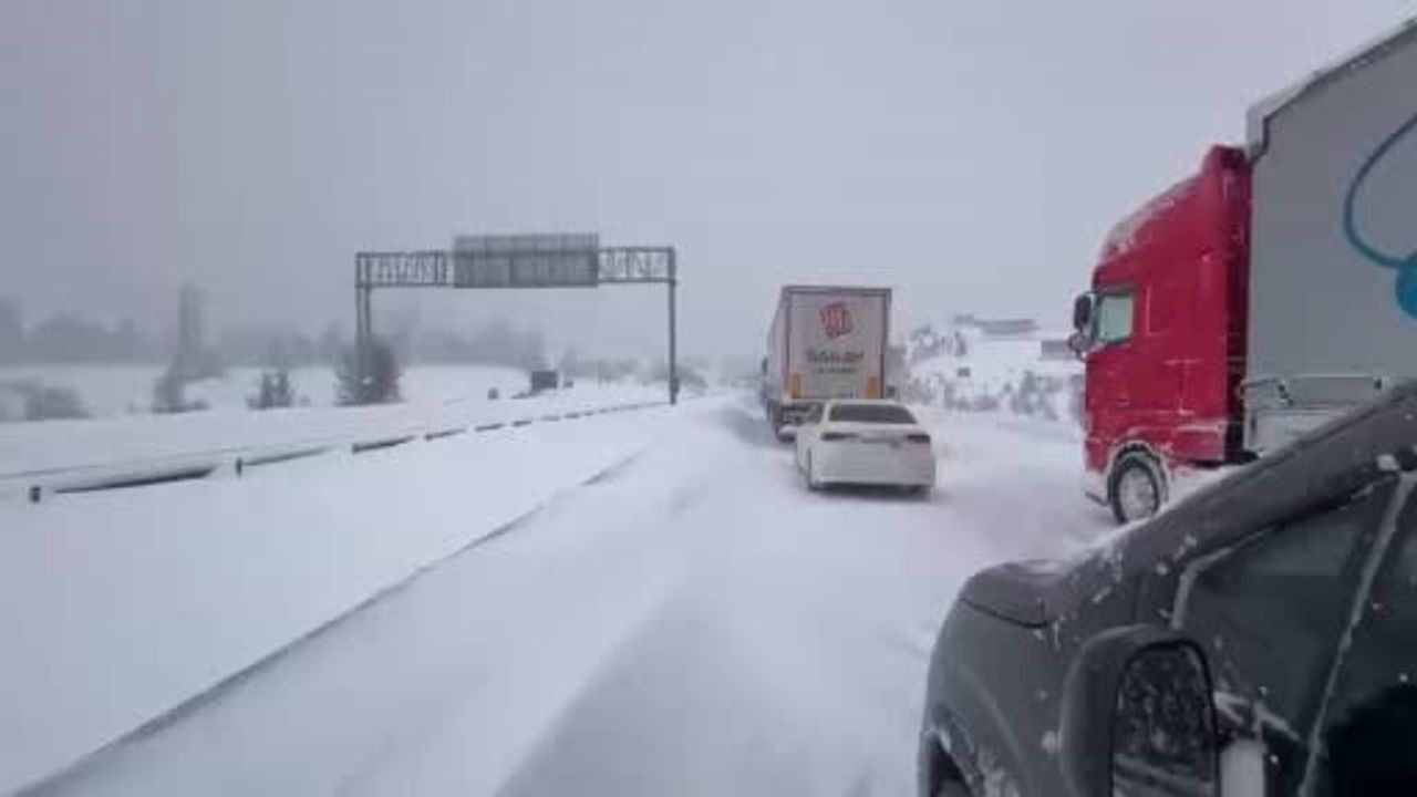 Bolu'da Yoğun Kar: Gerede-Samsun Yolu Rampada Tırlar Çıkamadı