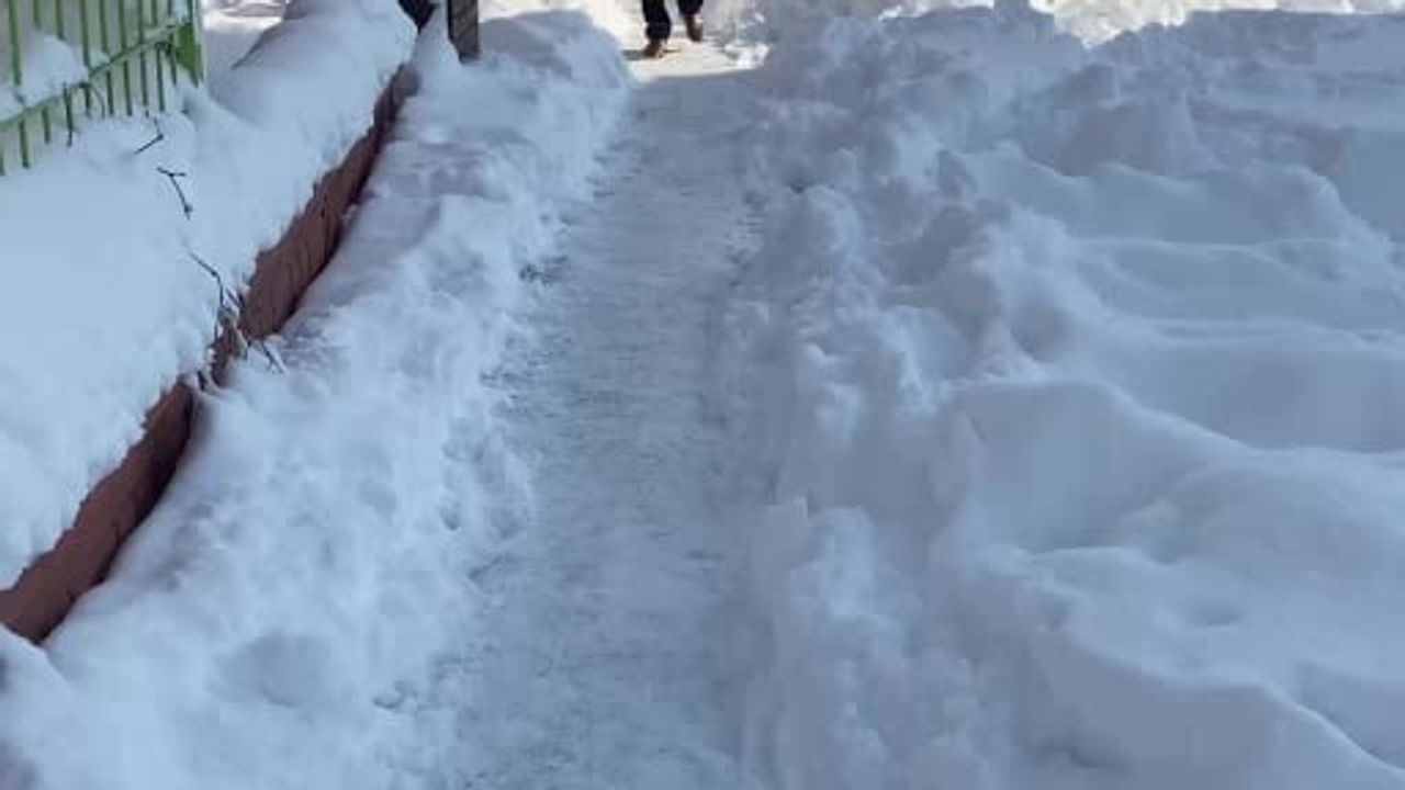 Bolu'da Yollar Buz Tuttu: Eksi 16 Derece Vatandaşlara Zor Anlar Yaşattı