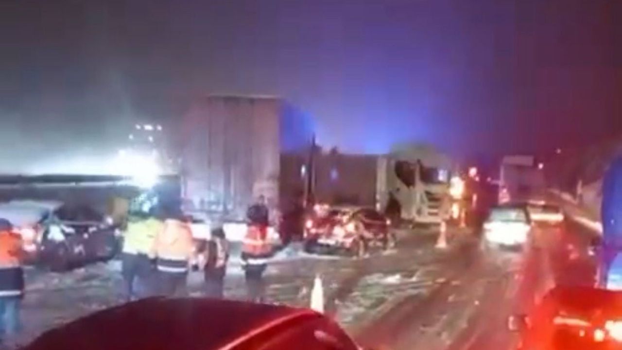 Bolu Dağı'nda 6 Araçlı Zincirleme Kaza: TEM Otoyolu İstanbul İstikameti Tek Şeride Düştü