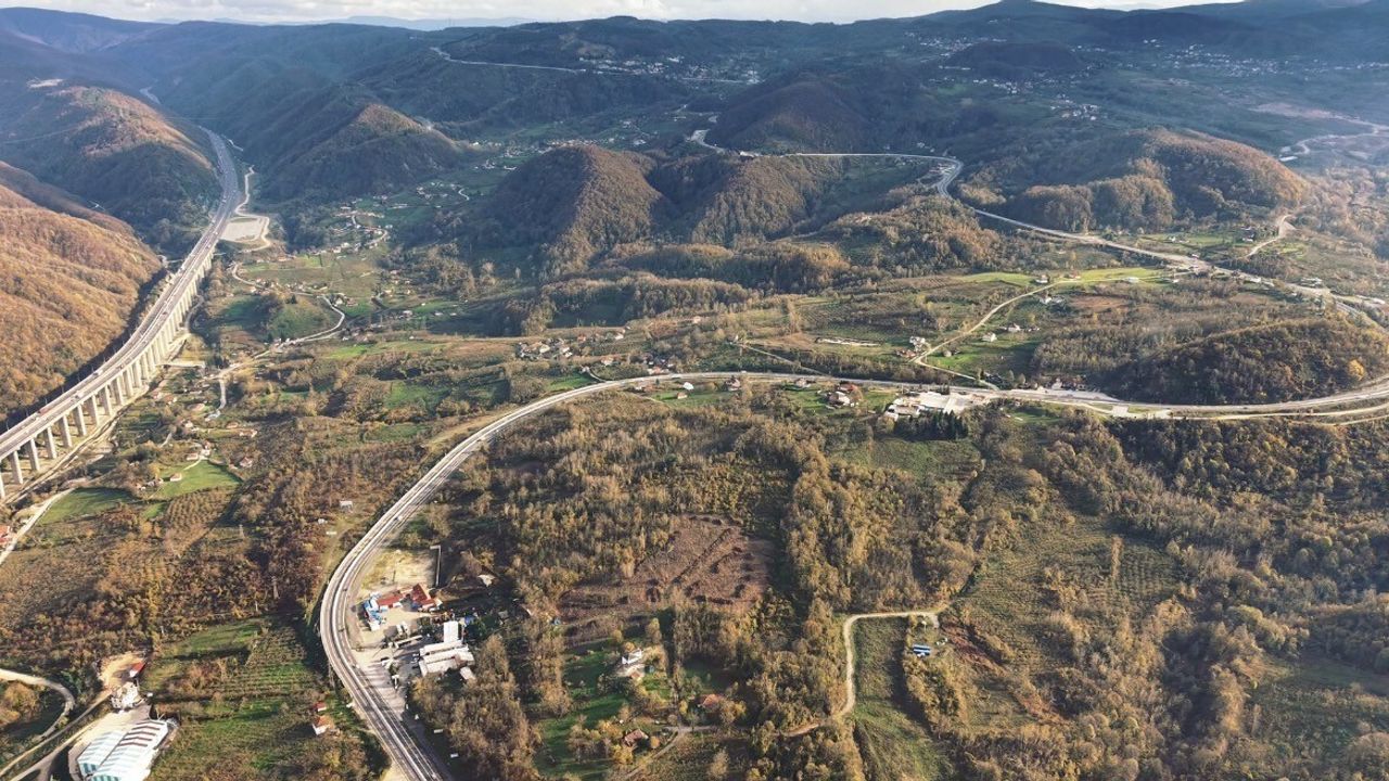 Bolu Dağı'nda Anadolu Otoyolu ve D-100 Sonbahar Manzarasında Aynı Karede