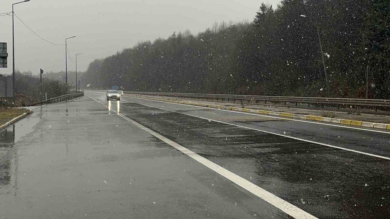 Bolu Dağı'nda D-100'de Kar Yağışı Etkili