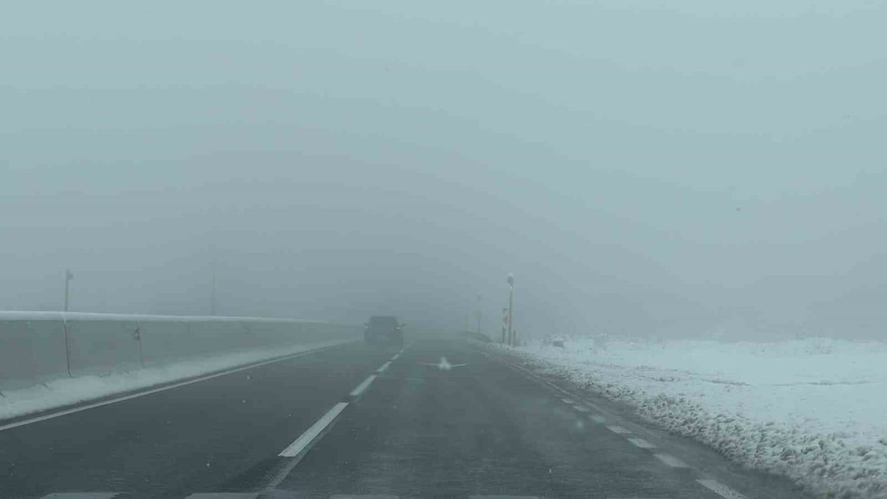 Bolu Dağı'nda Düzce geçişinde yoğun kar ve sis