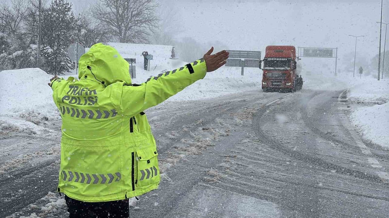 Bolu Dağı'nda Kar: D-100 İstanbul Yönü Ağır Tonajlı Araçlara Kapandı