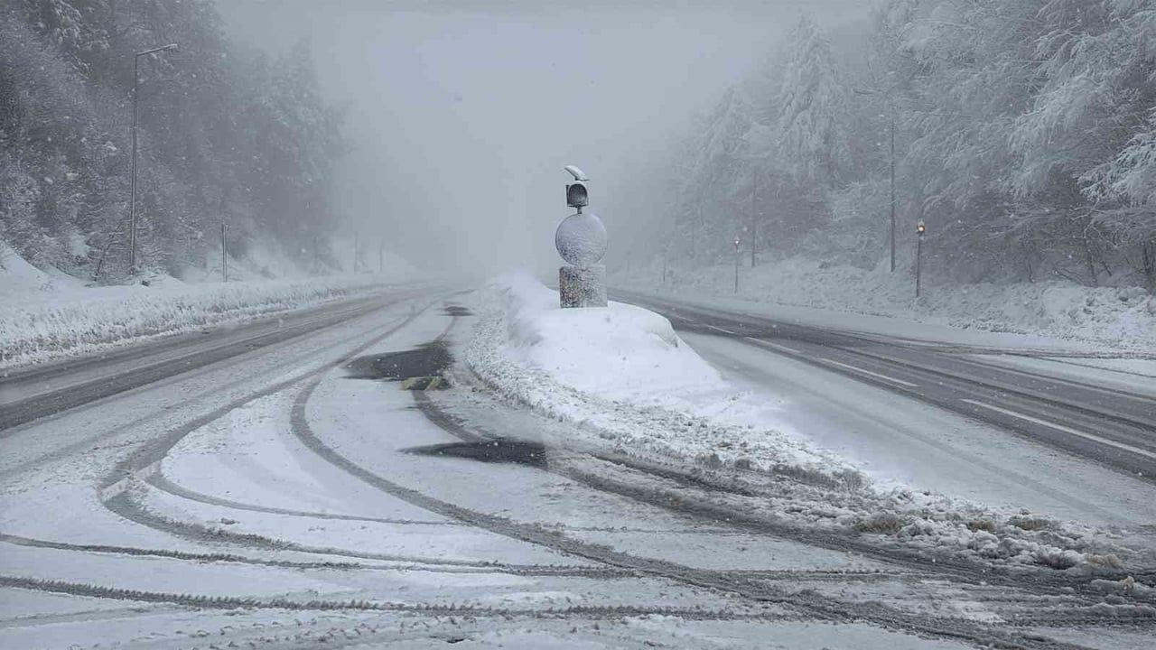 Bolu Dağı'nda Kar Yeniden Başladı — D-100'de Sis Uyarısı