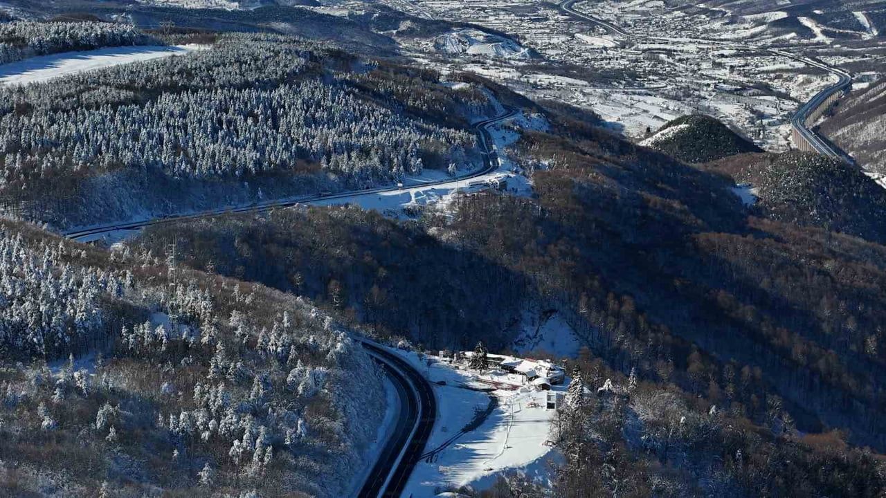 Bolu Dağı'nda Kartpostallık Kar Manzaraları: D-100'de Kar 80 cm'ye Ulaştı