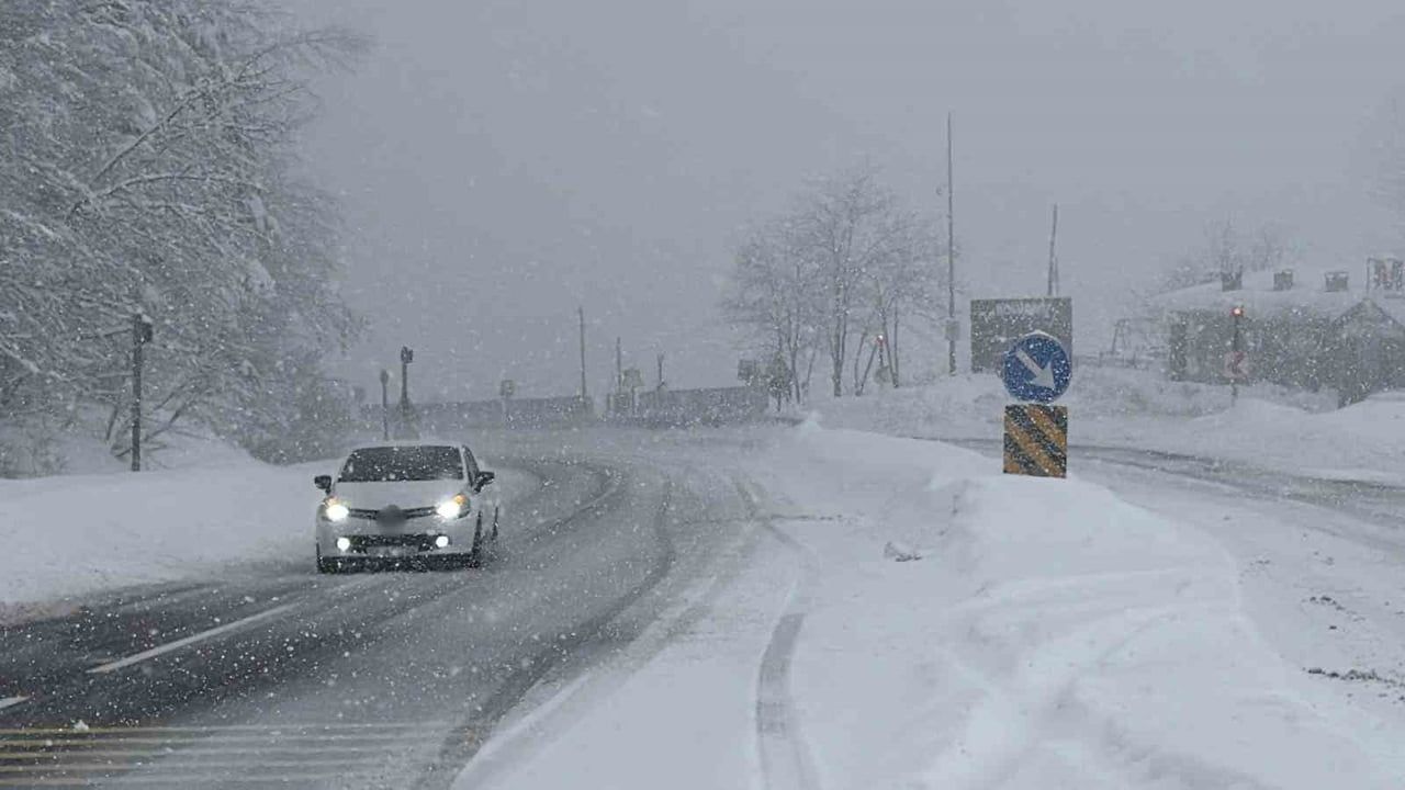 Bolu Dağı'nda Yoğun Kar Yağışı: Düzce D100'de Ulaşım Aksadı
