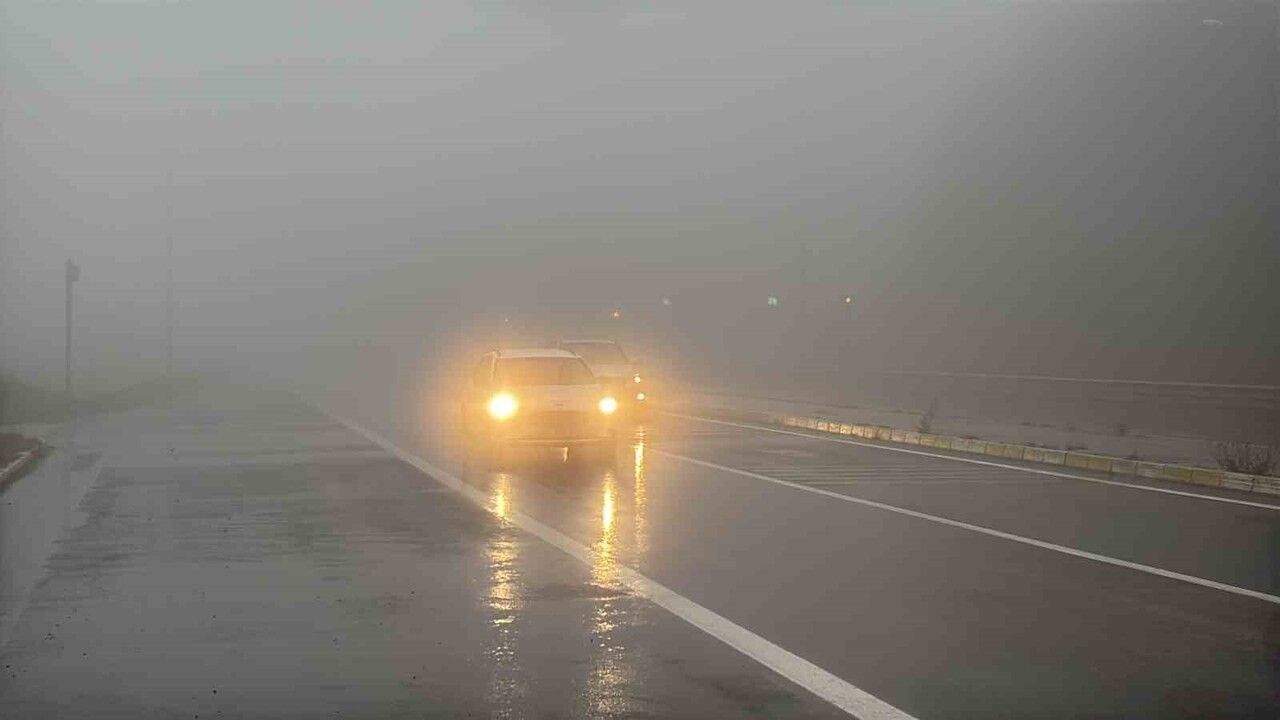 Bolu Dağı'nda Yoğun Sis ve Sağanak: Görüş 30 Metreye Düştü