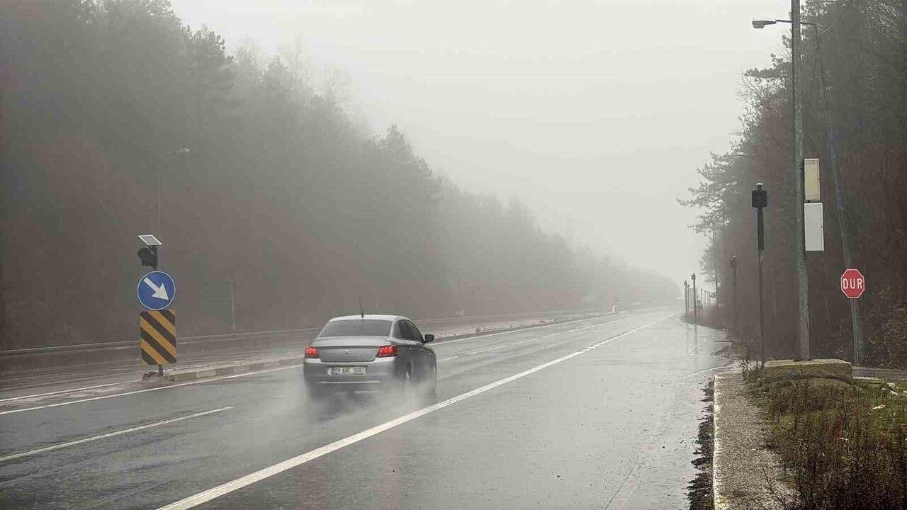 Bolu Dağı'nda Yoğun Sis ve Sağanak: Görüş 30 Metreye Düştü