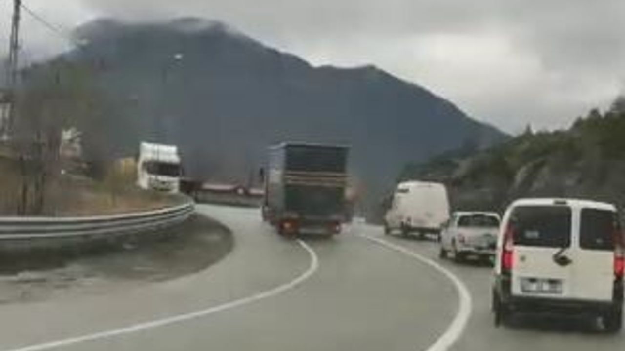 Borçka-Artvin Yolunda Tırın Virajda 5 Aracı Hatalı Sollaması — Facia Tehlikesi