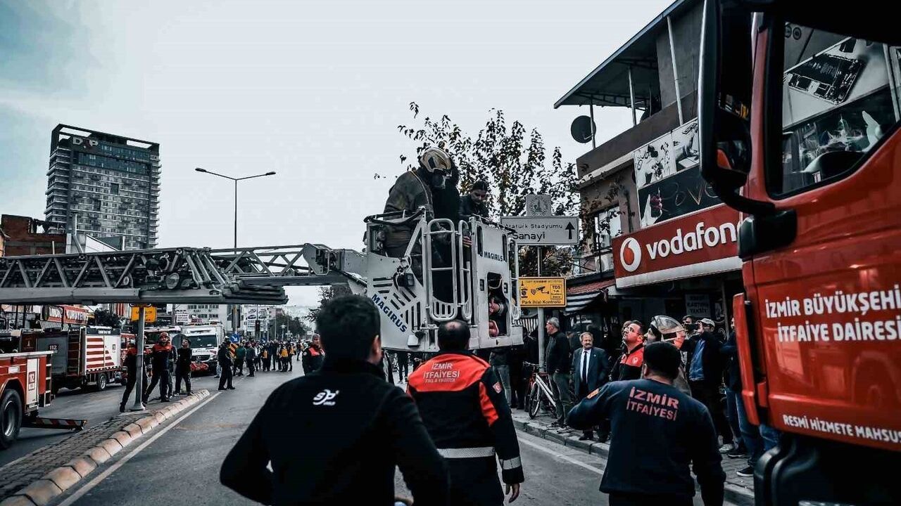 Bornova'da 7 Katlı İş Hanı Yangını: 12 Kişi Kurtarıldı