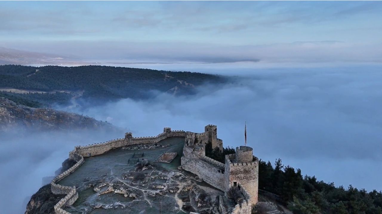 Boyabat Kalesi'nde Sis Perdesi: Dronla Nefes Kesen Görüntüler