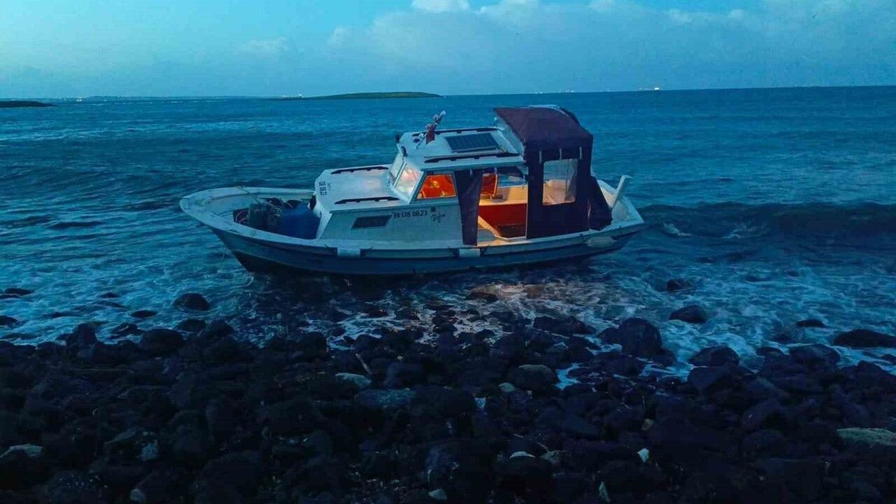 Bozcaada Tavşan Adası'nda Karaya Oturan Tekne 'BARTU' Kurtarıldı