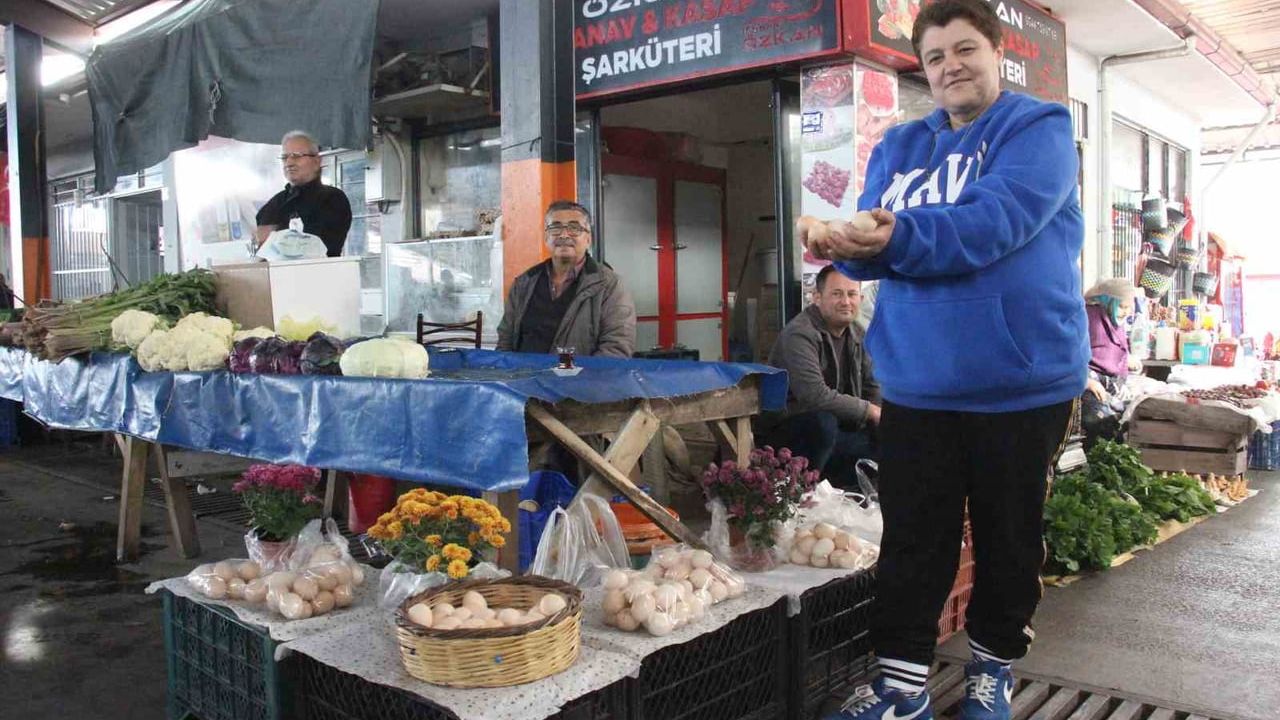 Bozdoğan'da Pazarcı Özcan Kuşçu, 100 Tavuğuyla Acısını Pazarda Hafifletiyor