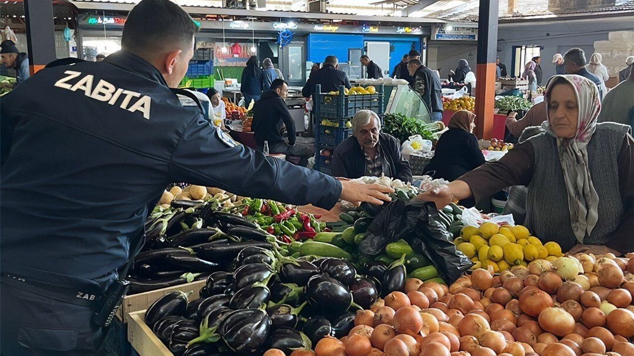 Bozdoğan Zabıtası Pazarcıya Siyah Çöp Poşeti Dağıttı — Pazar Hijyeni Güçleniyor