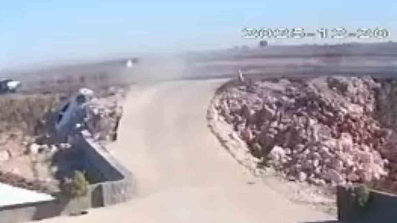 Bozova'da Kaza Anı Kamerada: İki Otomobil Çarpıştı, 5 Yaralı