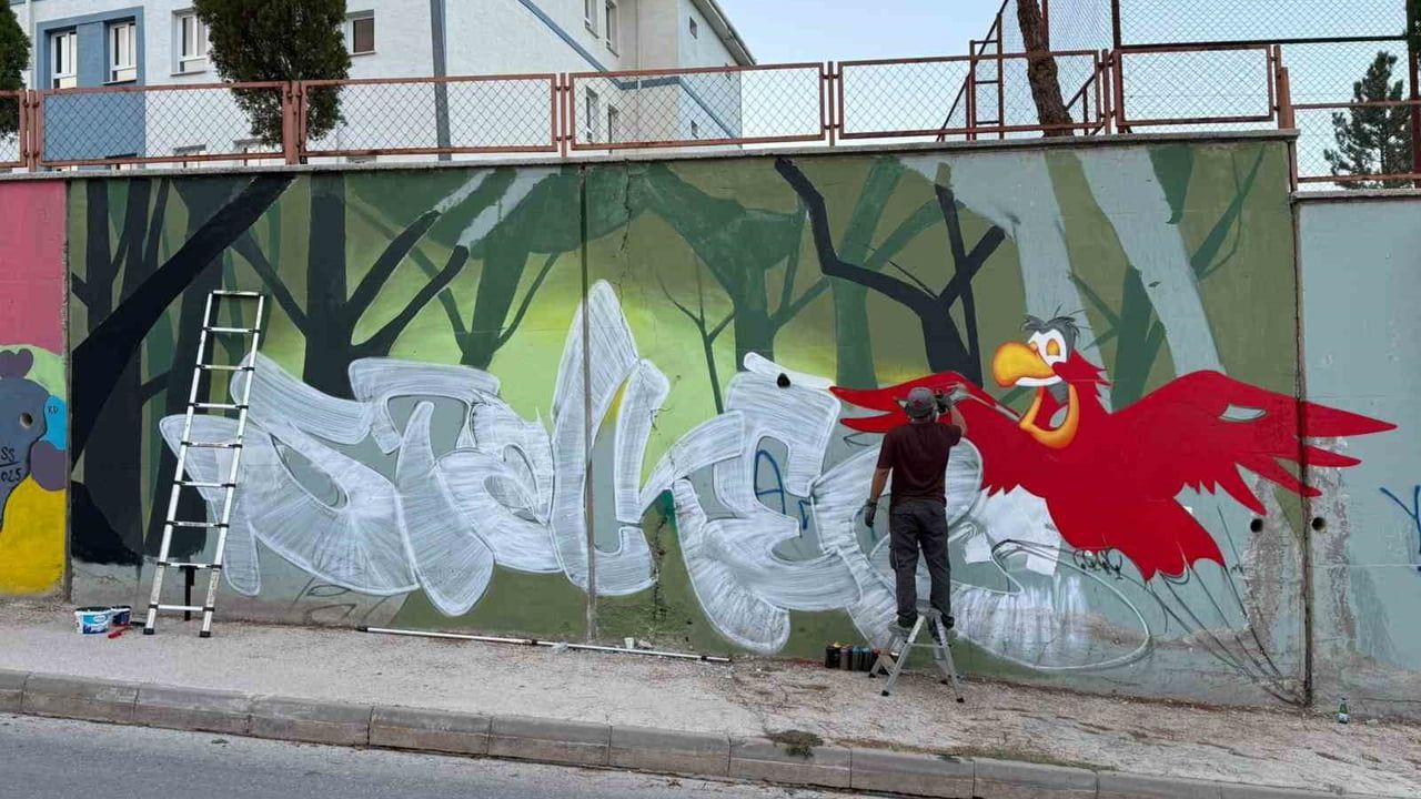 Bozüyük'te Yavuz Sultan Selim Ortaokulu Grafitiyle Canlandı — Adil Çal'ın 'Stalker' ve 'Ghost' Çalışmaları