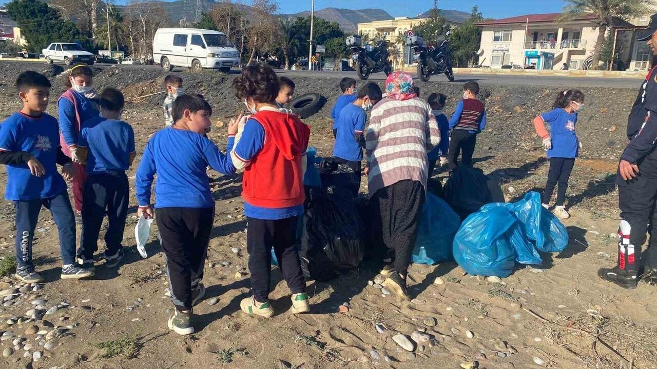 Bozyazı'da Öğrenciler Sahilde Temizlik Yaptı — Tekeli'de Çevre Bilinci