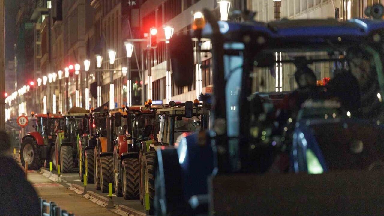 Brüksel’de traktörlü protesto: Avrupalı çiftçiler Mercosur ve tarım politikalarını hedef aldı
