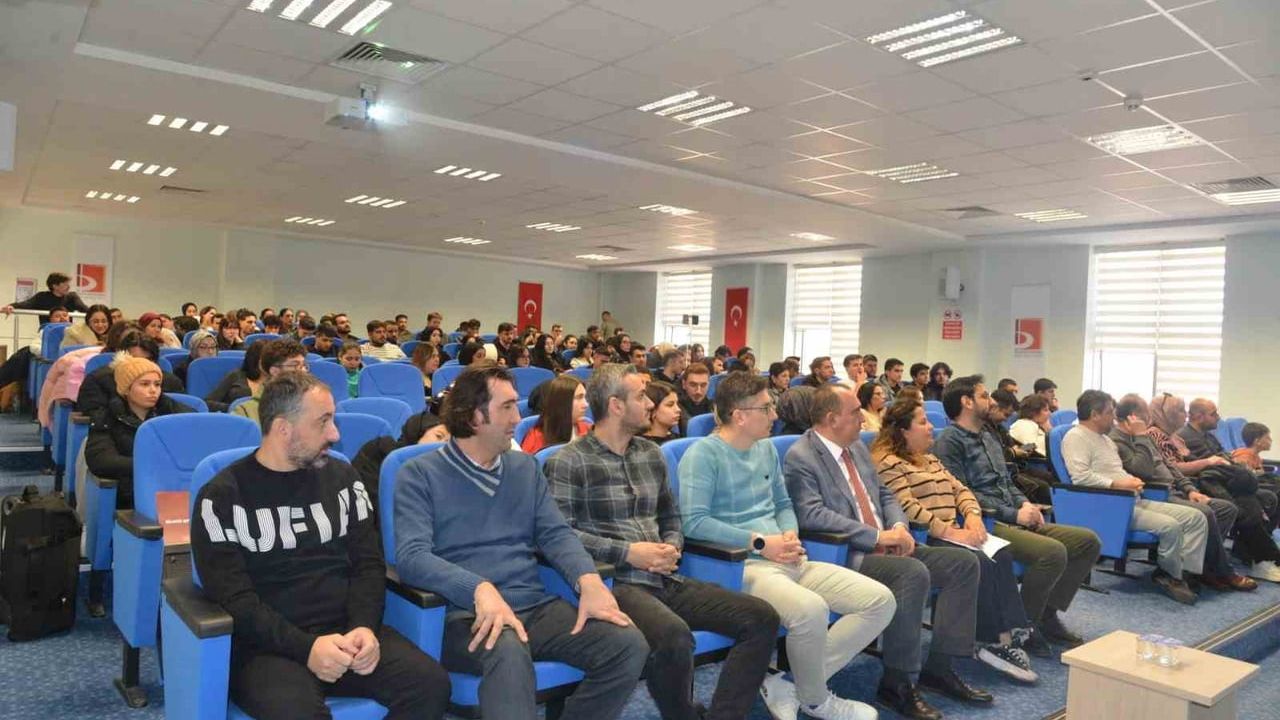 BŞEÜ'de 'Göktaşı Avcısı' Semineri: Adem Aktaş Yoğun İlgiyle Sunum Yaptı