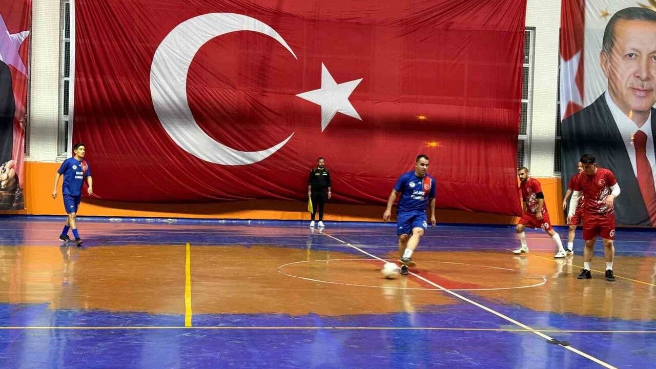 Bulanık’ta 'Kurumlar Arası Futsal Turnuvası' 21 Takımla Başladı