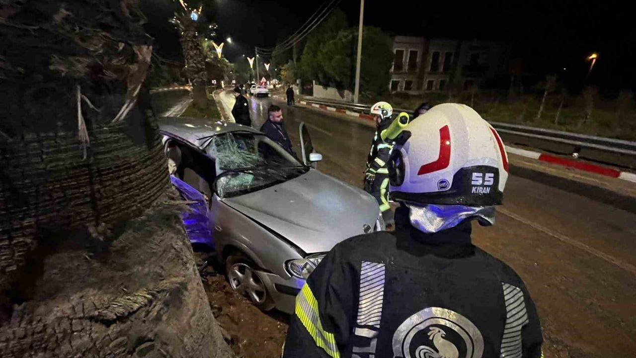 Buldan'da Sağanakta Refüje Çıkan Otomobil: Yaralanma Yok