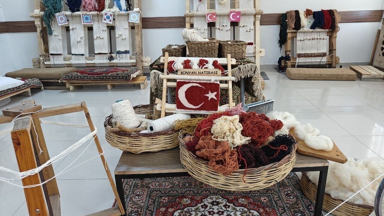 Bünyan Halısı Canlanıyor: Bünyan Fen Lisesi'nde Halı Dokuma Atölyesi