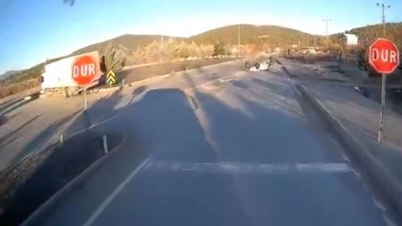 Burdur Altınyayla'da Otomobil ile Kamyon Çarpıştı — Kaza Anı Kamerada