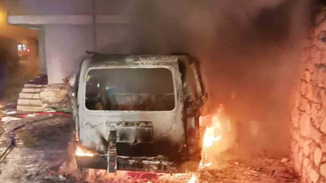 Burdur Bucak'ta Ev Yangını Park Halindeki Hafif Ticari Araca Sıçradı