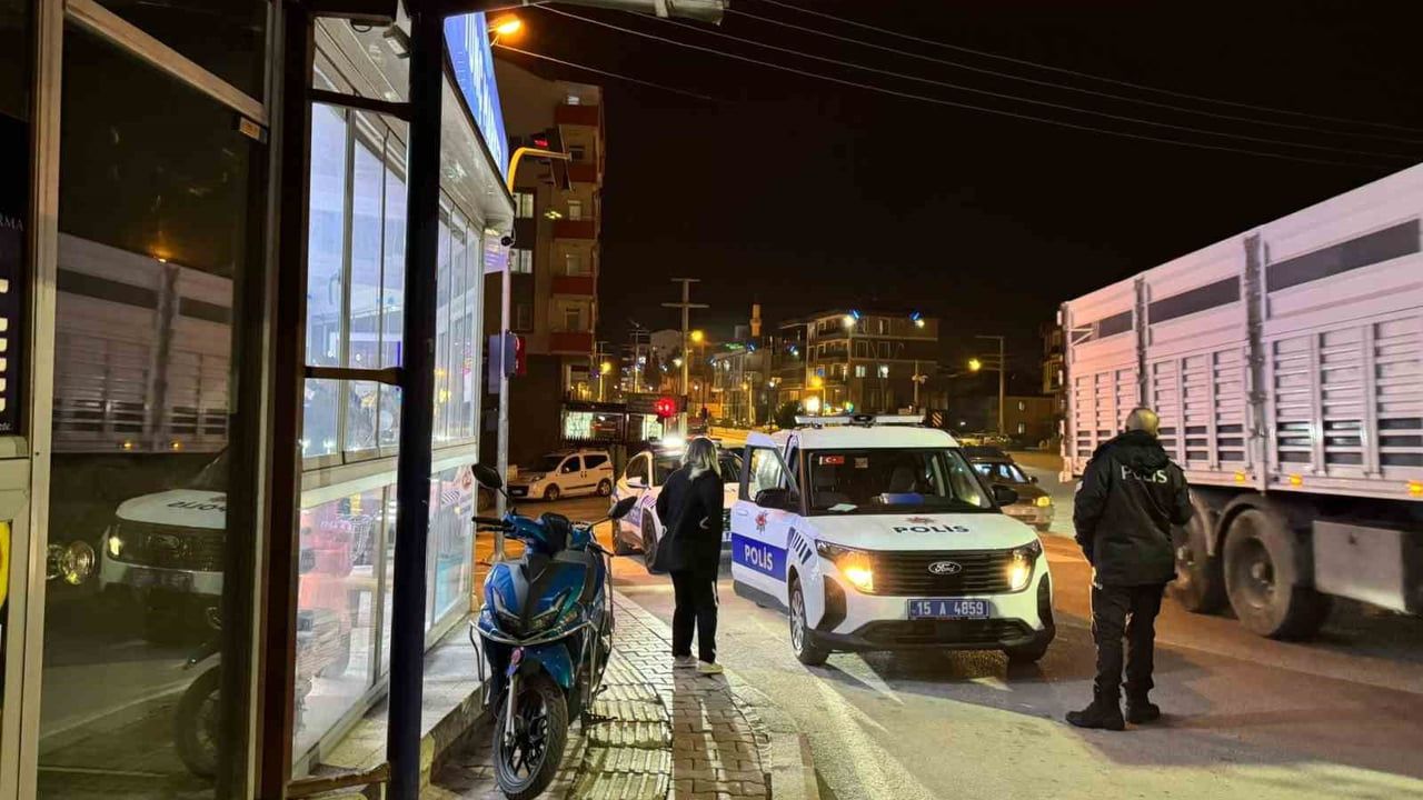 Burdur'da Alkollü Kadın Markette Rafları ve Cam Kapıyı Kırdı — Adli Kontrolle Serbest