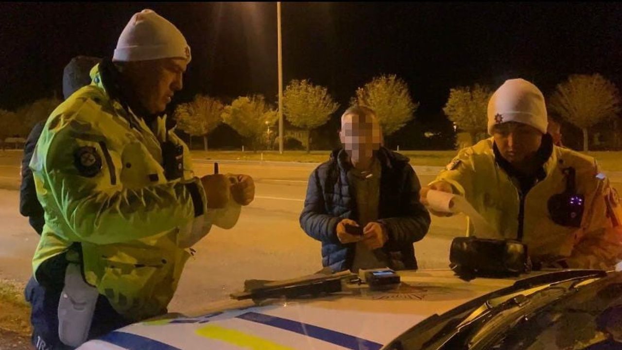 Burdur'da alkollü sürücüye 6 ay el konuldu; yolcu gazetecilere 'Haberin konusu nedir'