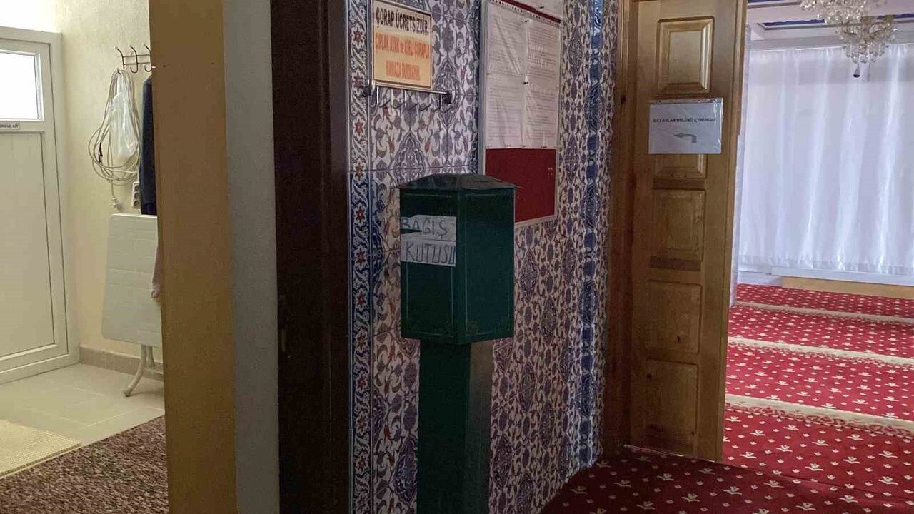 Burdur'da camide bağış kutusunu açamayan 2 hırsızlık şüphelisi kamerada