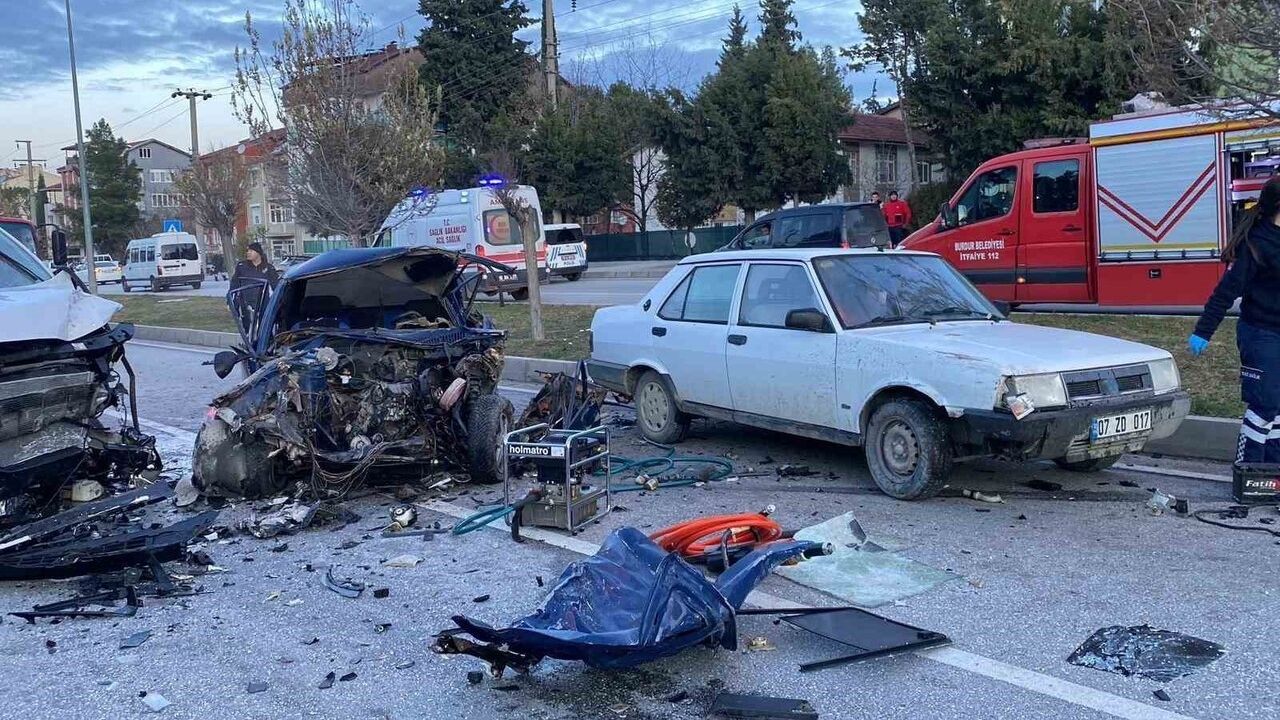 Burdur'da Feci Kaza: 3 Araç Çarpıştı, 2 Ölü 3 Yaralı — Güvenlik Kamerası Ortaya Çıktı