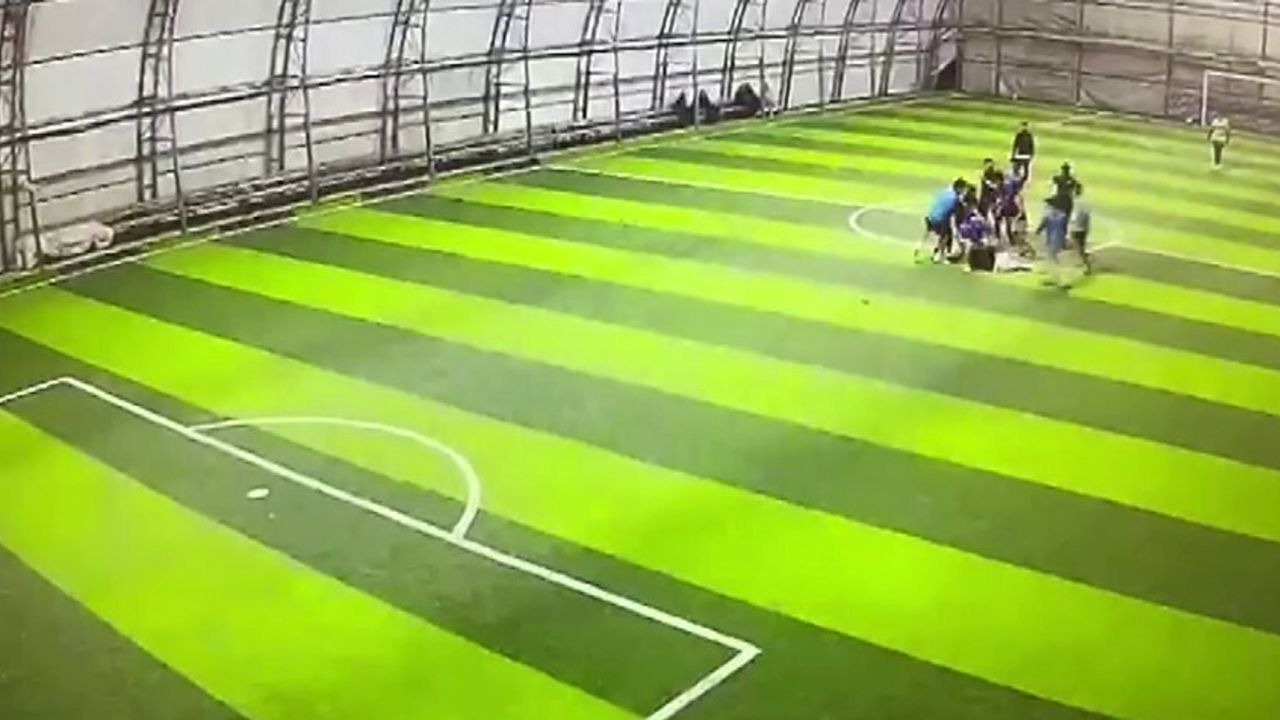 Burdur'da halı saha kavgası kamerada: 1 kişi hastanelik