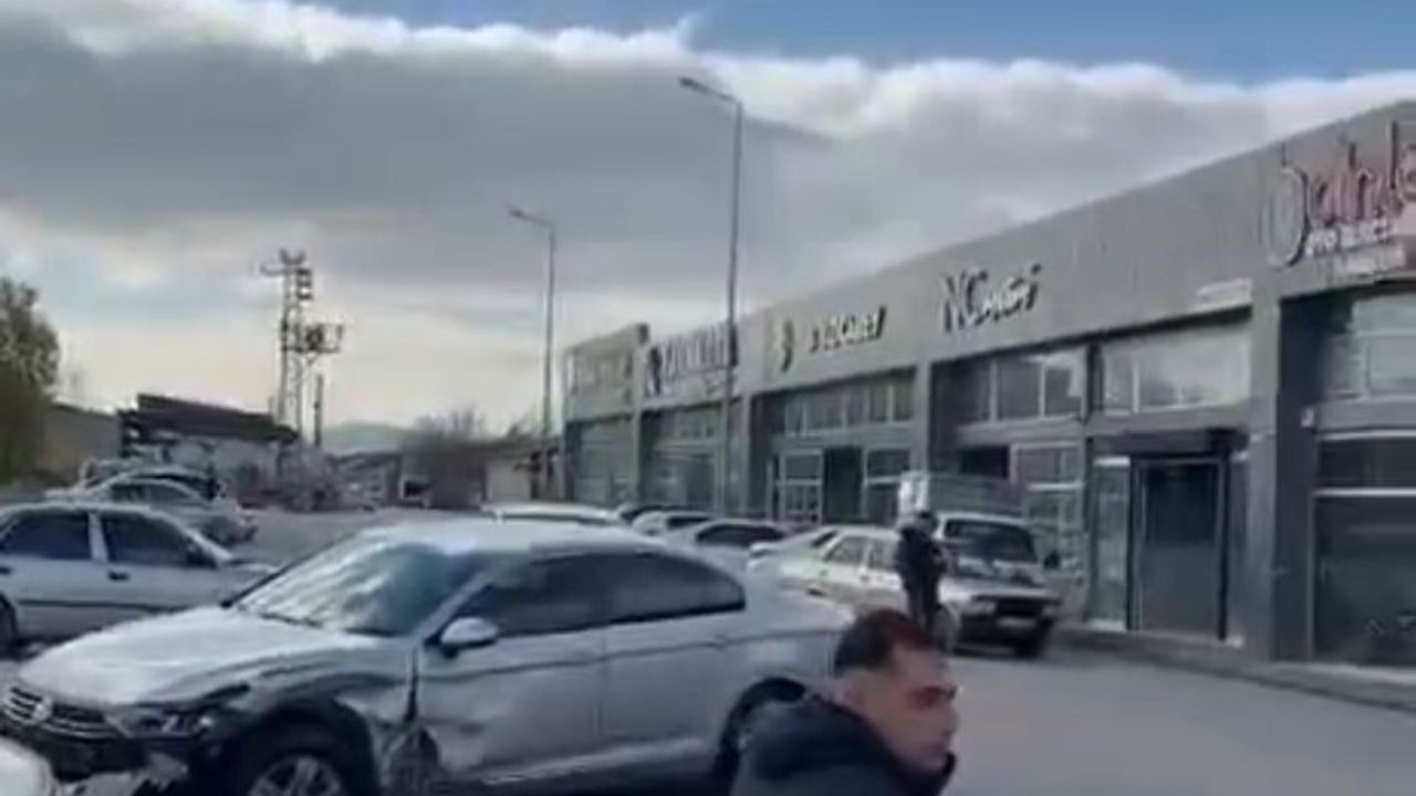 Burdur'da İzinsiz Alınan Lüks Otomobil 3 Araca Çarptı: 1 Yaralı