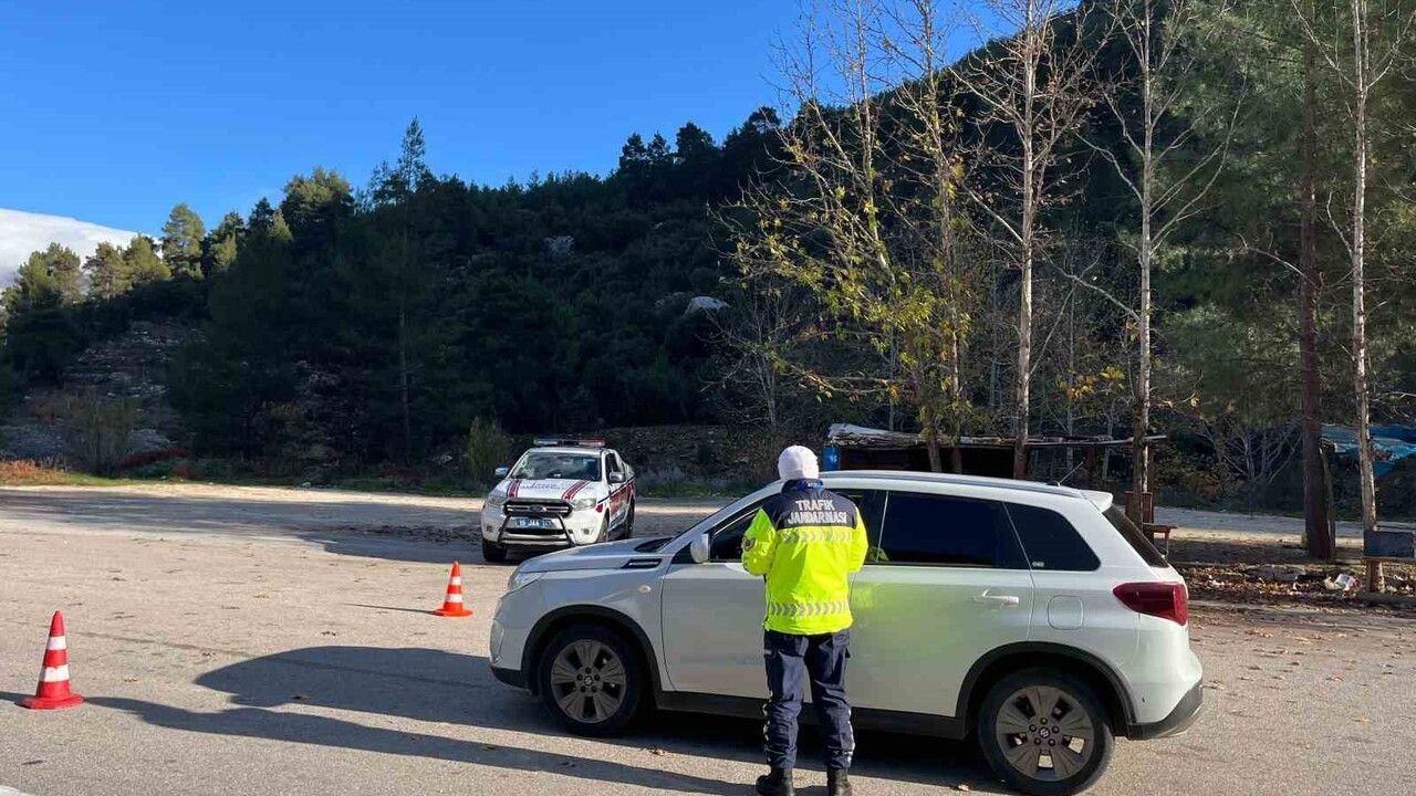 Burdur'da Jandarma Trafik Denetimleri: 7 bin 861 Araç Kontrol Edildi