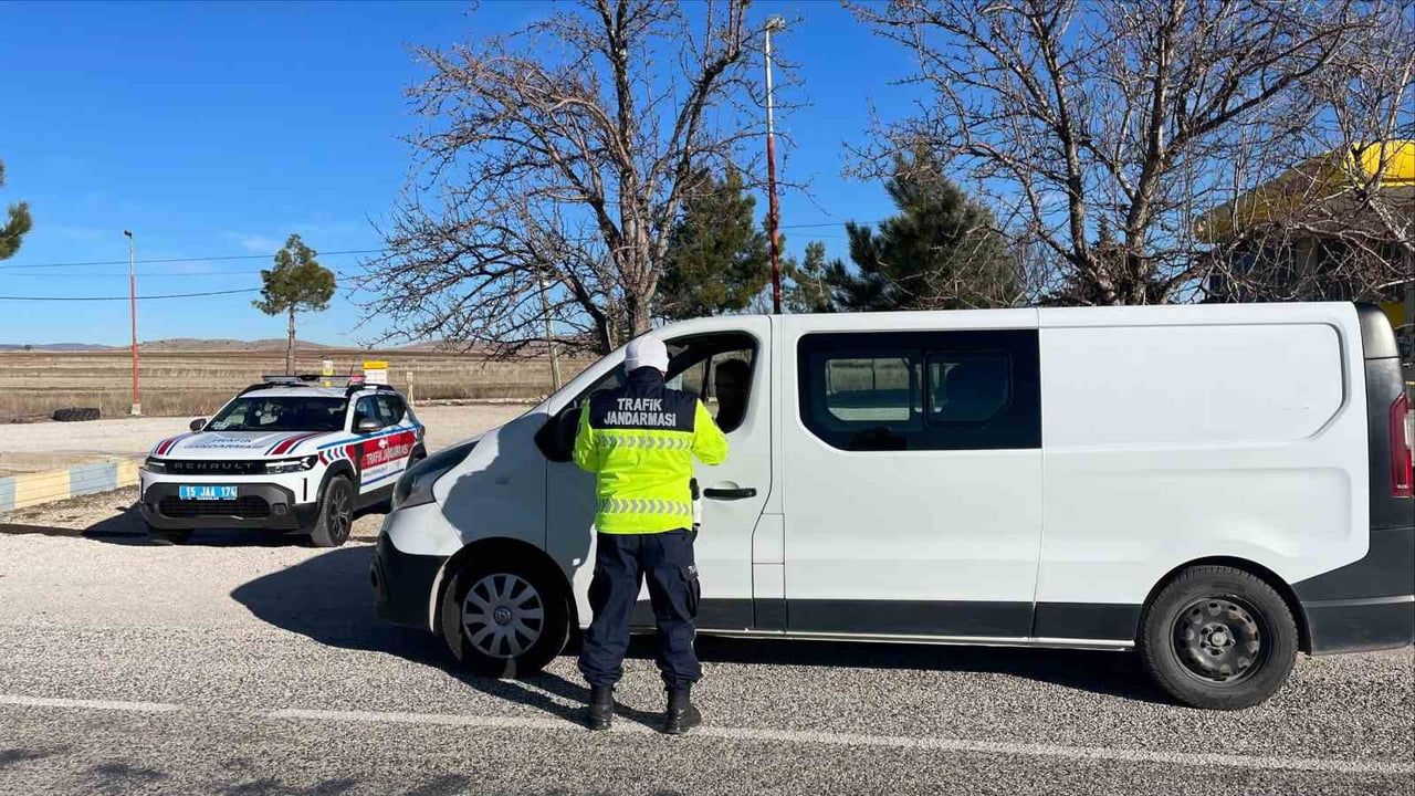 Burdur'da Jandarmadan Trafik Denetimi: 502 Araç ve Sürücüye Para Cezası