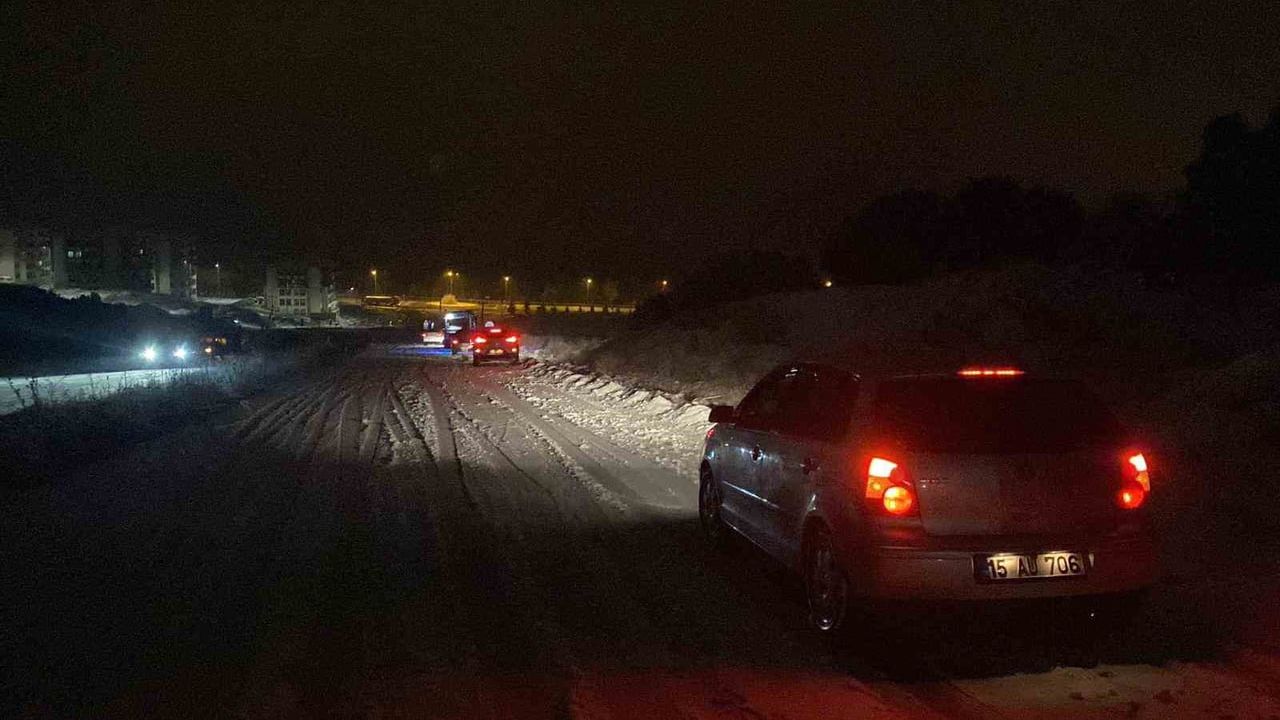 Burdur'da Kar Etkili Oldu: Araçlar Büğdüz Yolunda 3 Saatte Kurtarıldı