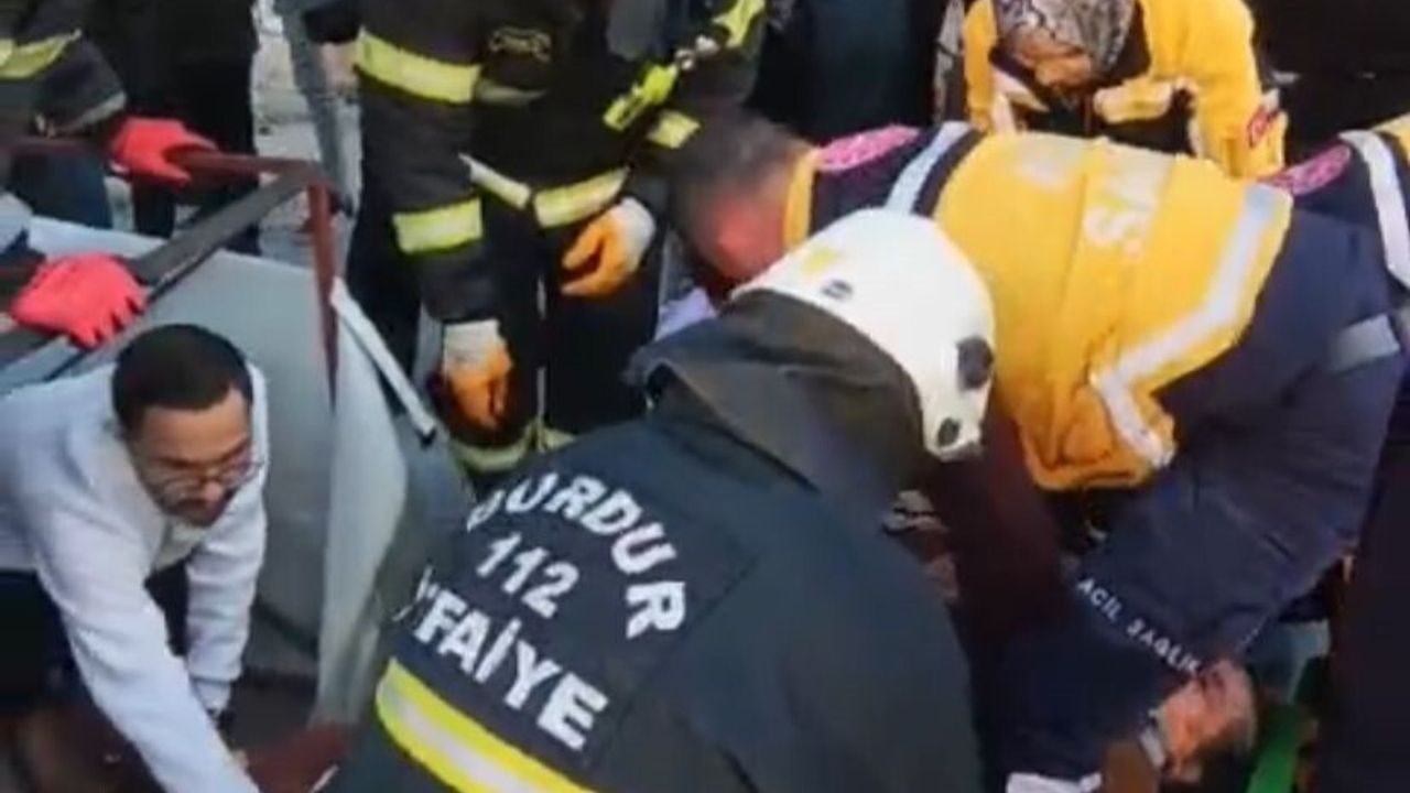 Burdur'da minibüs ile üç tekerlekli motosiklet çarpıştı: 2 yaralı