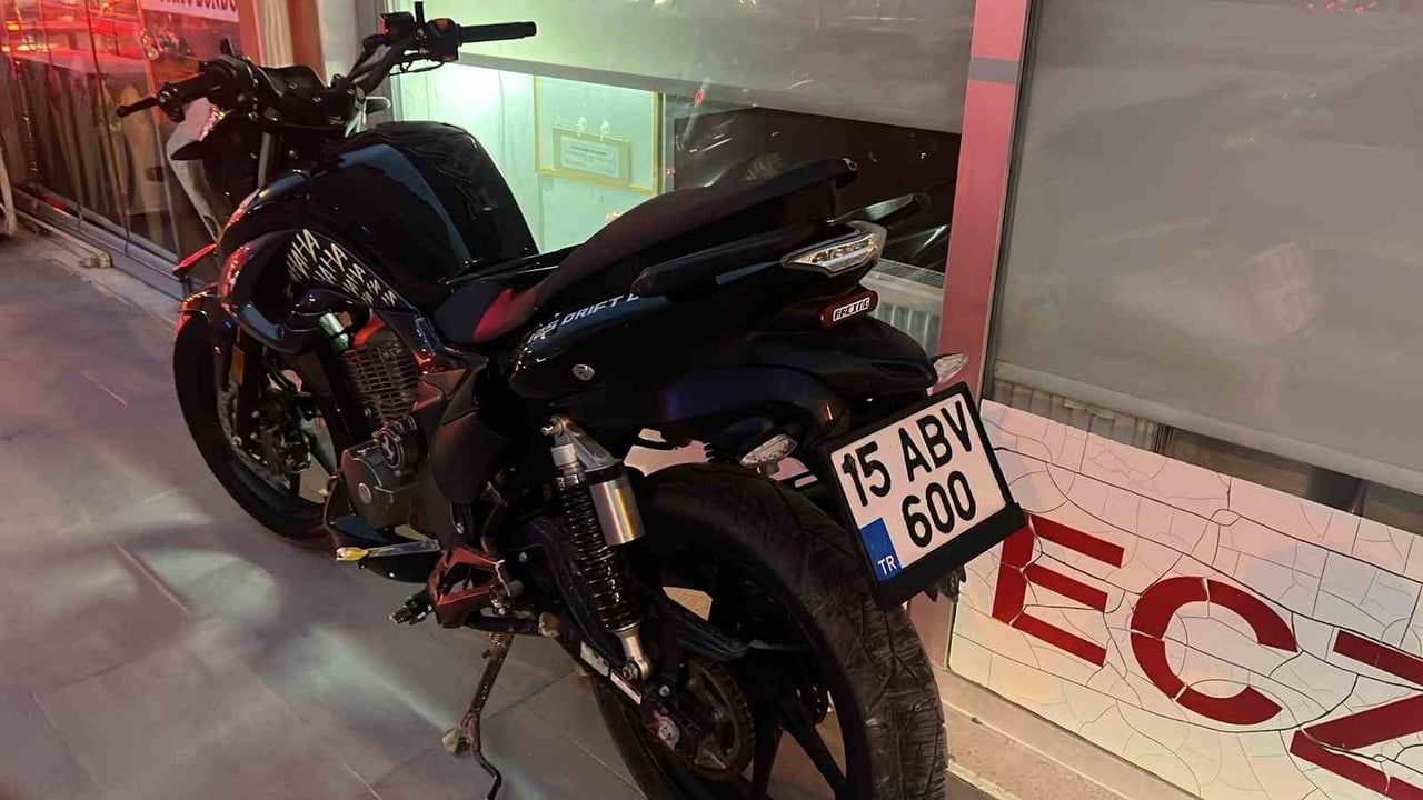 Burdur'da Motosiklet Park Halindeki Otomobile Çarptı: 2 Genç Yaralandı