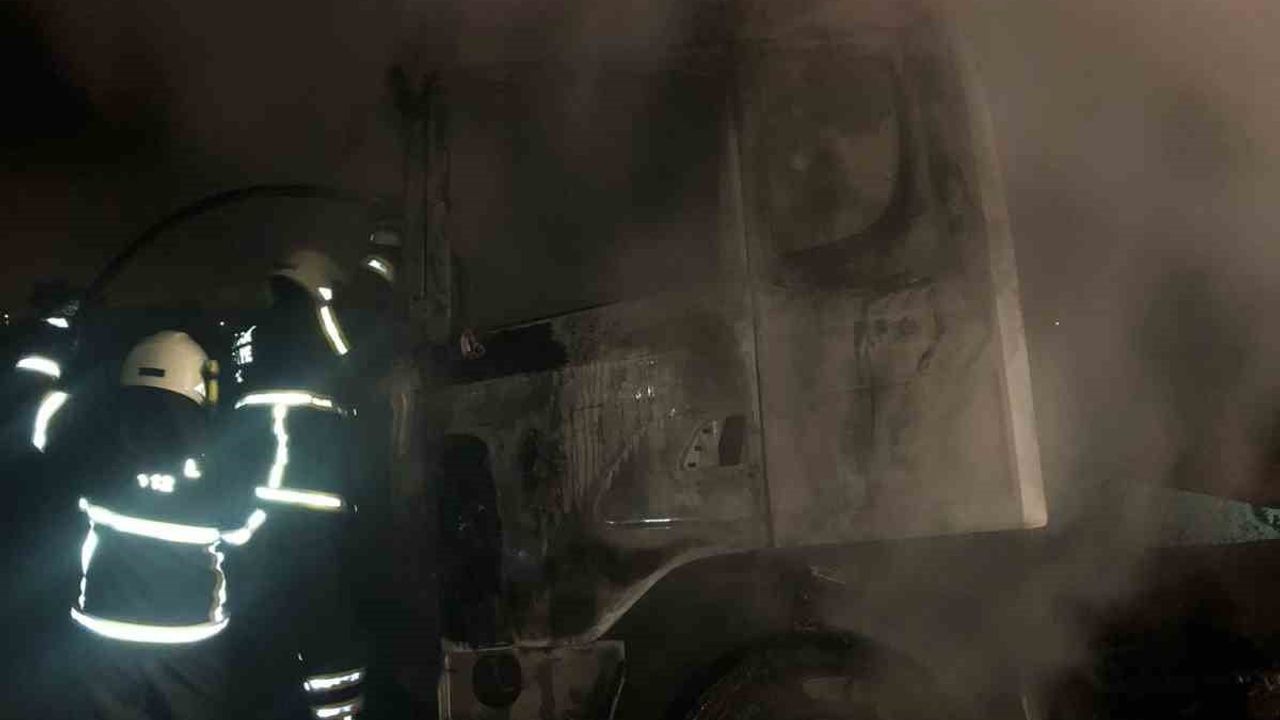 Burdur'da Seyir Halindeki Tır Yandı, Kullanılamaz Hale Geldi