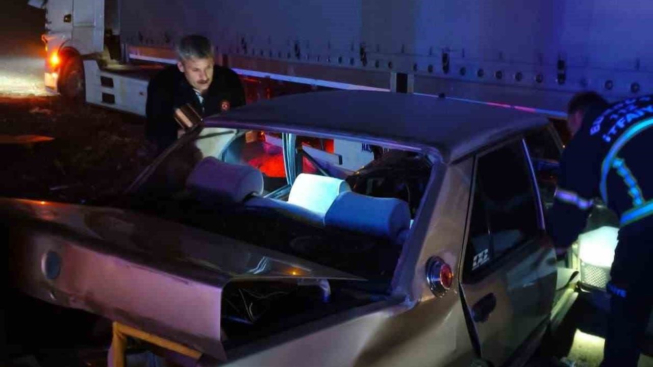 Burdur'da TOFAŞ ile tır çarpıştı: Otomobil hurdaya döndü, 2 kişi kurtarıldı