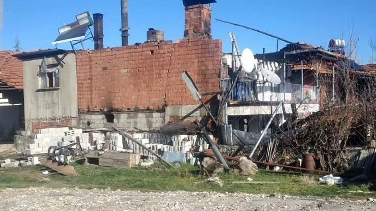 Burdur Gölhisar İbecik'te Kalorifer Kazanı Patladı: Ev Kullanılamaz Hale Geldi