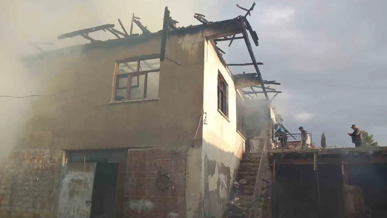 Burdur Kemer'de Ev Yangını Söndürüldü — Elmacık Köyünde Maddi Hasar